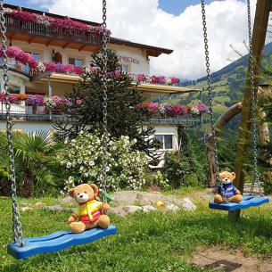 Spielplatz mit Schaukeln und Sandkiste