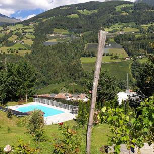 Giardino fiorito con piscina all’aperto