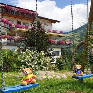 Parco giochi con altalena e box della sabbia