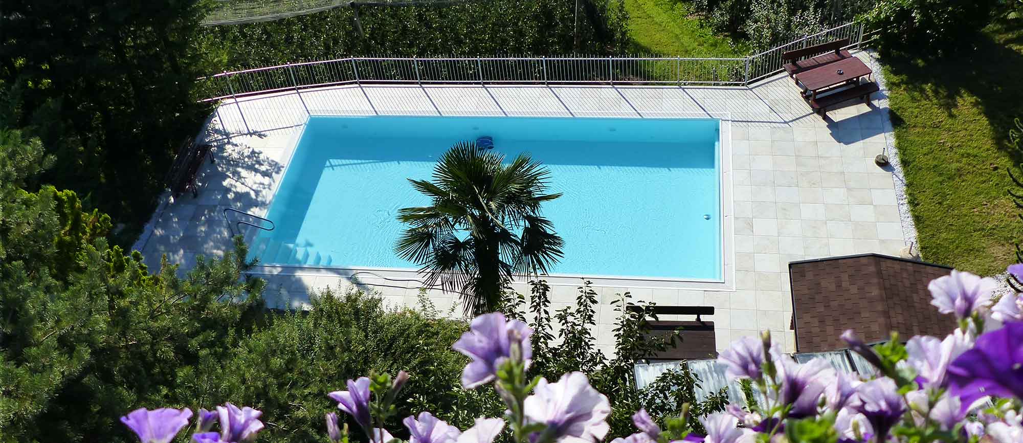 Vista dal balcone sulla piscina